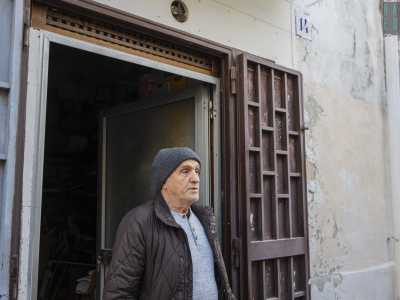 Del signore ce ne parla il 71enne idraulico Franco Floro, che lavora al civico 14 della via. �Io sono qui da 25 anni, mentre il signor Volpe � nato e cresciuto in questo vico�, ci dice
